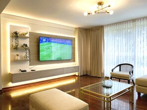 Family Apartment | Living area | 65-inch flat-screen TV with cable channels - Lindo Dpto 3hab Jesus Maria cerca a San Isidro (Lima)