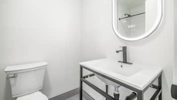 Ducha, toallas, jabón, shampoo