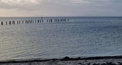 Bayside luxury family retreat on the Bellarine. Wineries, Restaurants, explore.