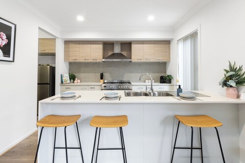 Bayside luxury family retreat on the Bellarine. Wineries, Restaurants, explore.