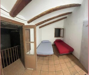 5 chambres, lit de bébé portatif, Wi-Fi, literie fournie