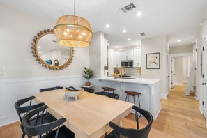 Dining - Island Vibes at Emerald Palm / 2 Bedroom Condo Rosemary Beach / 2 Bikes (Rosemary Beach)