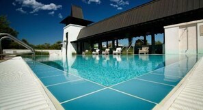 Alberca techada y alberca climatizada