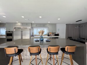 Fridge, microwave, oven, stovetop - Spacious 5-bedroom house with panoramic ocean views in fabulous Fort Lauderdale (Fort Lauderdale)