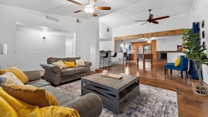 Smart TV, fireplace, video games, table football - 3 bed home with Luxury Hot Tub, Deck, Wifi and Arcade Games  (Houston)