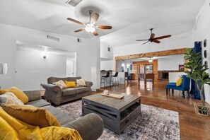 Smart TV, chimenea, videojuegos y futbolito 