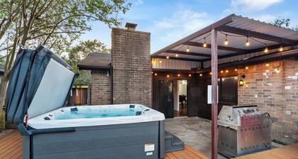 3 bed home with Luxury Hot Tub, Deck, Wifi and Arcade Games