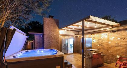 3 bed home with Luxury Hot Tub, Deck, Wifi and Arcade Games