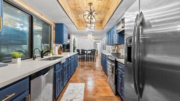 Køleskab, mikrobølgeovn, ovn, kogeplade