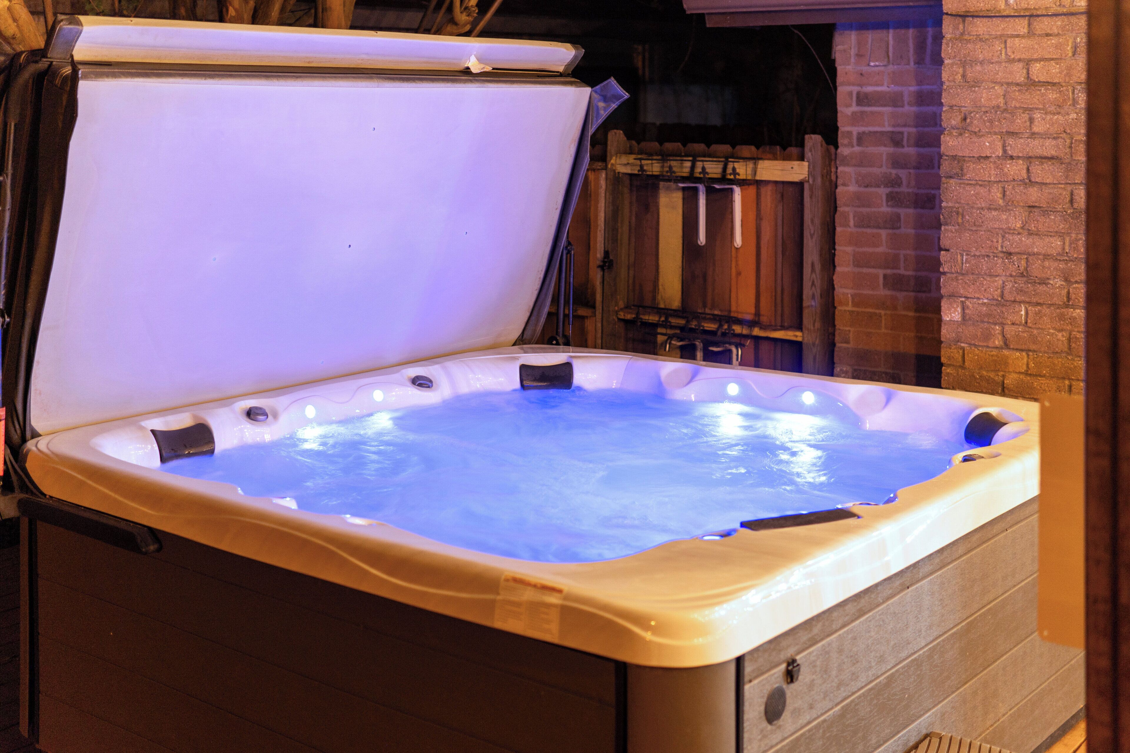 Un jacuzzi con borde elevado y tapa.