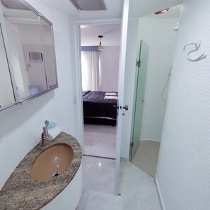 Dusche, Haartrockner, Handtücher, Toilettenpapier