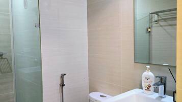 Dusche, Bidet, HandtĂŒcher, Seife