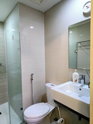 Dusche, Bidet, Handtücher, Seife