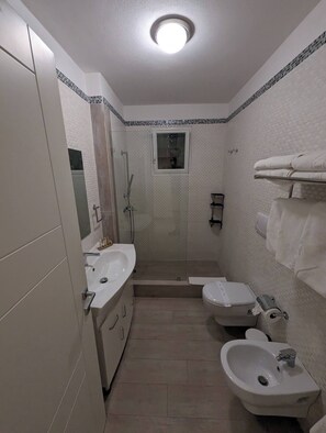 Doccia, asciugacapelli, bidet, asciugamani