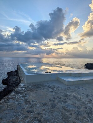 Outdoor pool - Sunset Paradise: Apt with Ocean and Pool access (Dominicus)