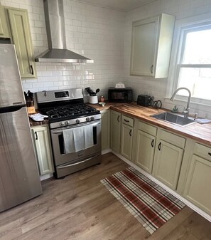 Microwave, oven, stovetop - Farm house without the work. Enjoy the fresh air and the star gazing at night. (Cornersville)