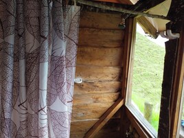 Tjald með útsýni - svalir - fjallasýn | Baðherbergi | Sturta, handklæði, sápa, salernispappír