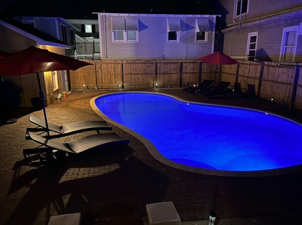 Una piscina al aire libre, una piscina climatizada