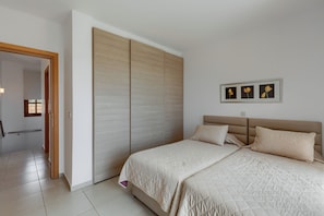 2 slaapkamers, een strijkplank/strijkijzer, internet, beddengoed