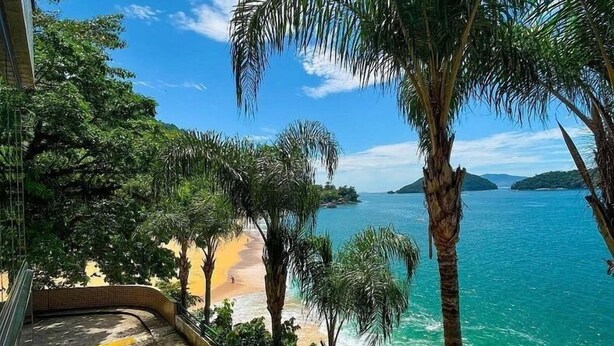 A balcony with a view of a beach and ocean. - Apt Luxo ao lado da Praia no Porto Real  (Mangaratiba)