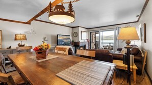Amplia sala de estar con mesa de comedor de madera, asientos cómodos y chimenea.