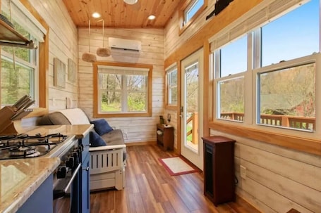 Interior. Charming Tiny Home! Discounts-Pet friendly