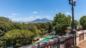 Une vue d’un parc avec une montagne en arrière-plan, un lampadaire et un pont orné de graffitis.