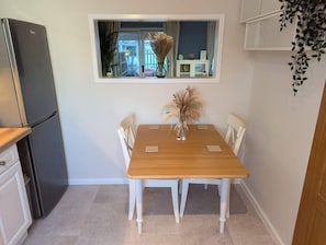 Dining - Modern 3B Eastbourne Retreat: Tranquil and Cozy Stay (Eastbourne)