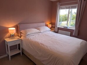 3 bedrooms, iron/ironing board, free WiFi, bed sheets - Modern 3B Eastbourne Retreat: Tranquil and Cozy Stay (Eastbourne)
