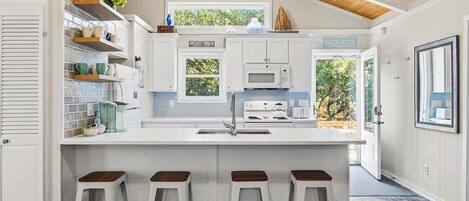 Køleskab, mikrobølgeovn, ovn, kogeplade