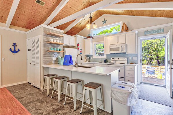 ثلاجة، ميكروويف، فرن، موقد طهي مسطح