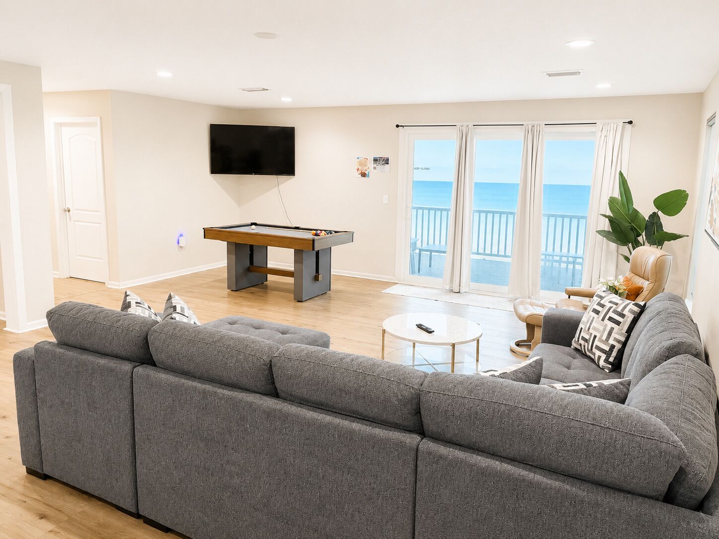 Smart TV, books, stereo