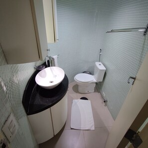 Dusche, Haartrockner, Handtücher, Toilettenpapier