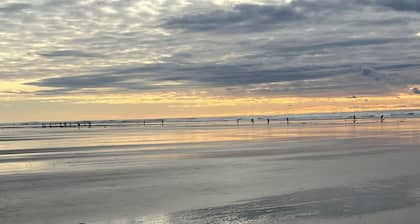 Ocean Shores studio with kitchenette-minutes from beach-Anchor Ashore Condo #1