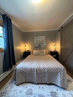 1 chambre, bureau, fer et planche à repasser, lit parapluie