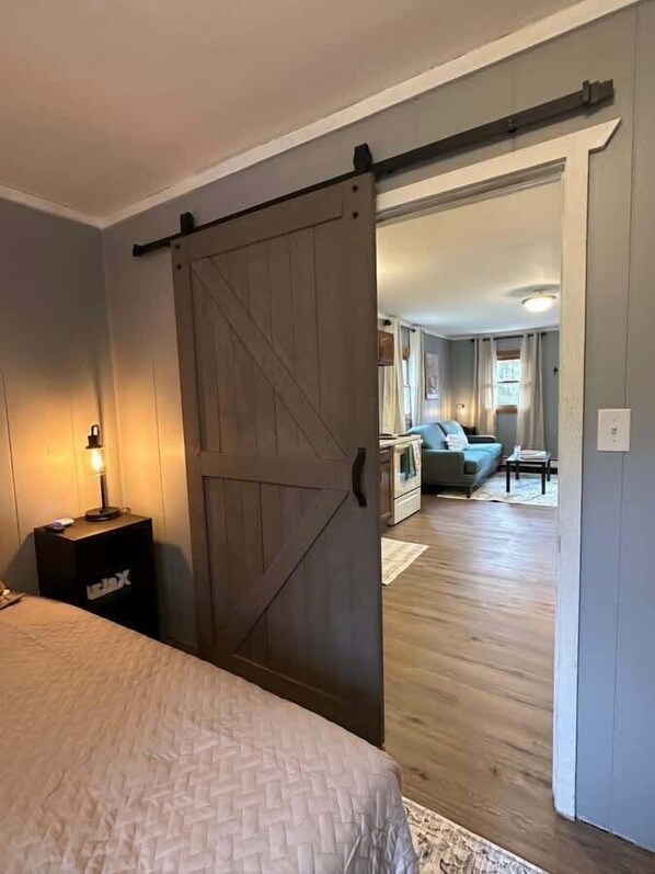 1 chambre, bureau, fer et planche à repasser, lit parapluie