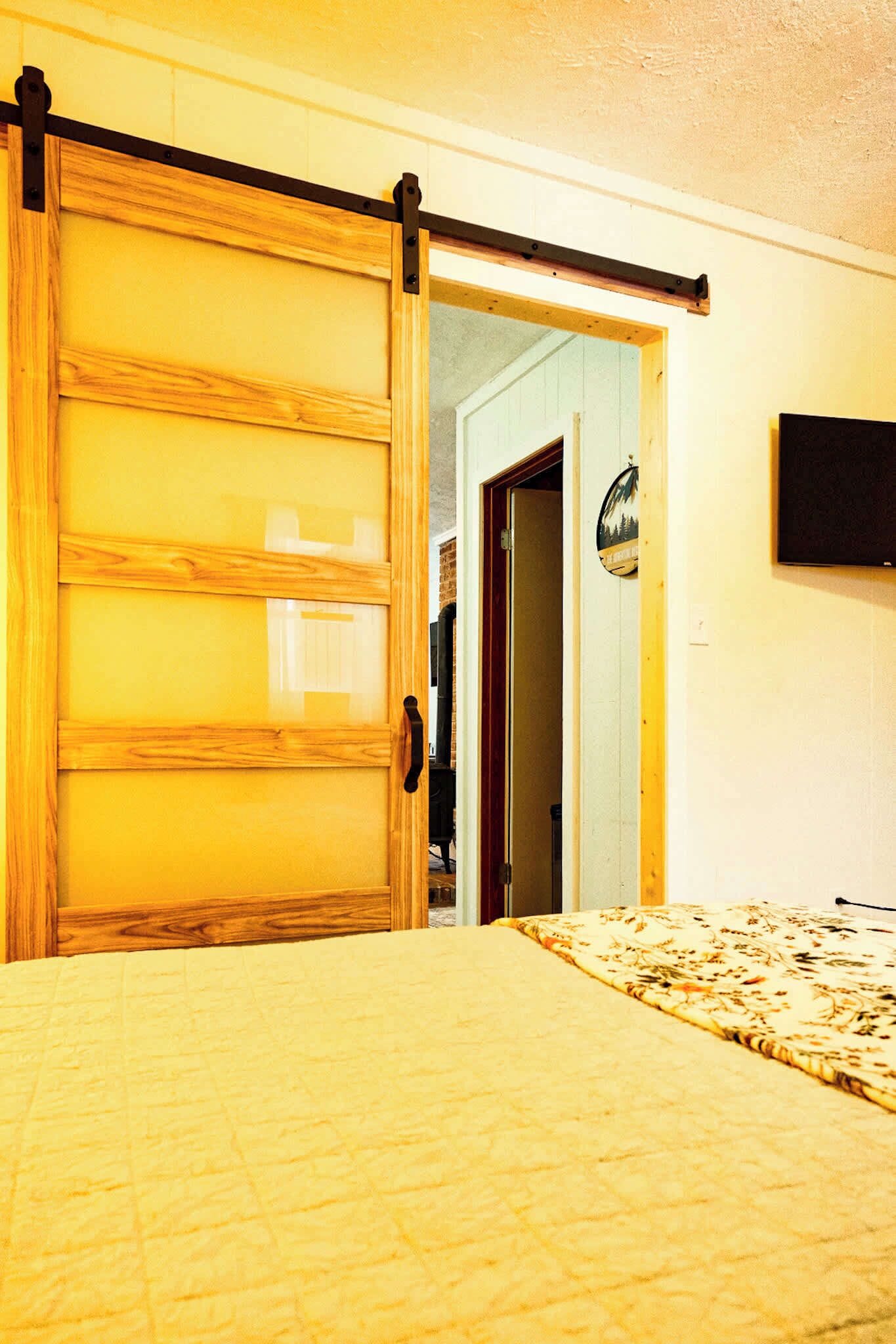 1 habitación, escritorio, tabla de planchar con plancha y cuna de viaje 