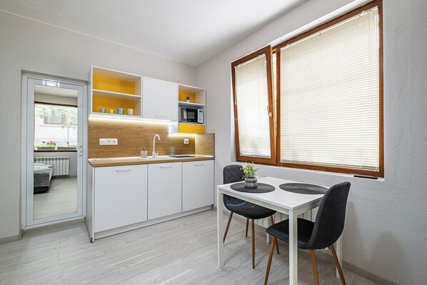 Kühlschrank, Mikrowelle, Toaster, Kochgeschirr/Geschirr/Besteck