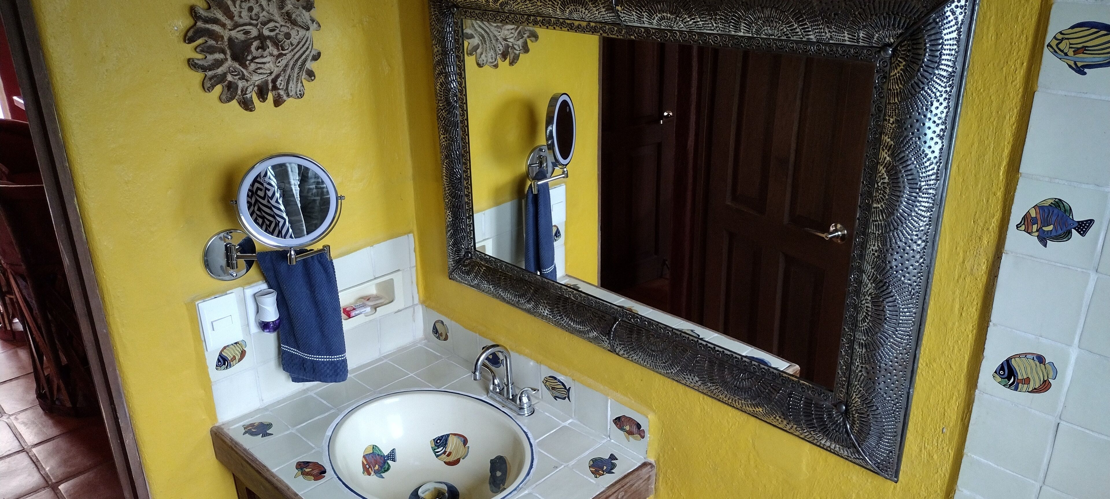 Sèche-cheveux, serviettes fournies, savon, shampoing