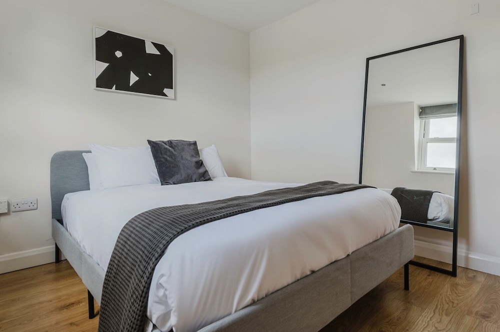 Luxe Marylebone 2BR, Modern Furniture & Decor, by Blueground London