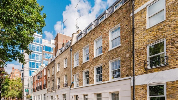 A row of terraced houses with uniform windows and a brick facade. - Luxe Marylebone 2BR, Modern Furniture & Decor, by Blueground (London)