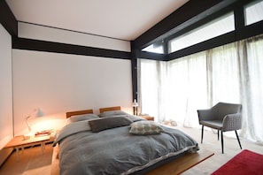 4 bedrooms, desk, iron/ironing board, WiFi