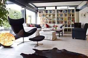 Unclassified image, 4 of 26, button