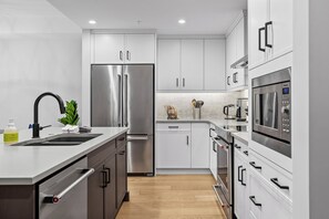 Mikrobølgeovn, ovn, kokeplater og oppvaskmaskin