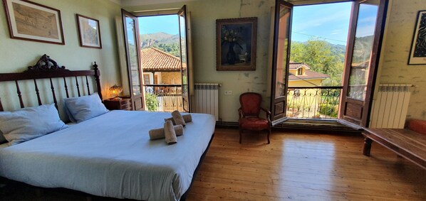 3 chambres, fer et planche à repasser, lit de bébé portatif