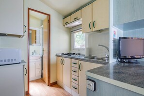 Réfrigérateur, micro-ondes, plaque de cuisson, cafetière/bouilloire