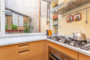 Fridge, microwave, oven, dishwasher - Artistic 3-BDR Gem: Steps from Pantheon & Piazza Navona (Roma)