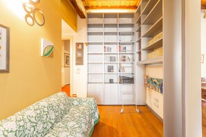 Interior - Artistic 3-BDR Gem: Steps from Pantheon & Piazza Navona (Roma)