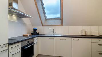 Refrigerador, lavavajillas, cafetera/tetera, utensilios de cocina