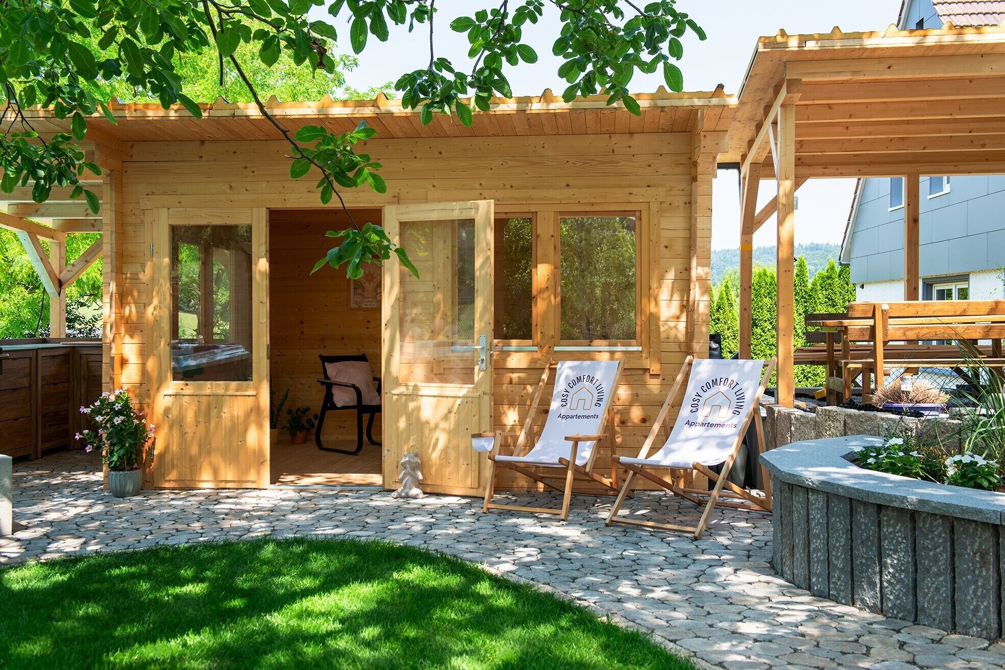 Eine Holzjagdhaus mit Veranda, einem Stuhl und einem Tisch.